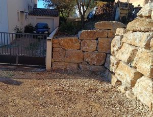 Enrochement avec des blocs de pierres de second choix à Cabasse dans le Var