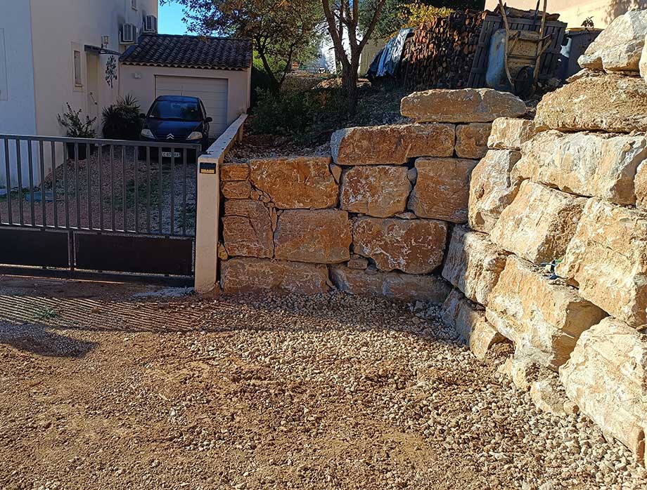 Enrochement avec des blocs de pierres de second choix à Cabasse dans le Var