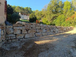 Mur d'enrochement à Cabasse dans le Var (83)