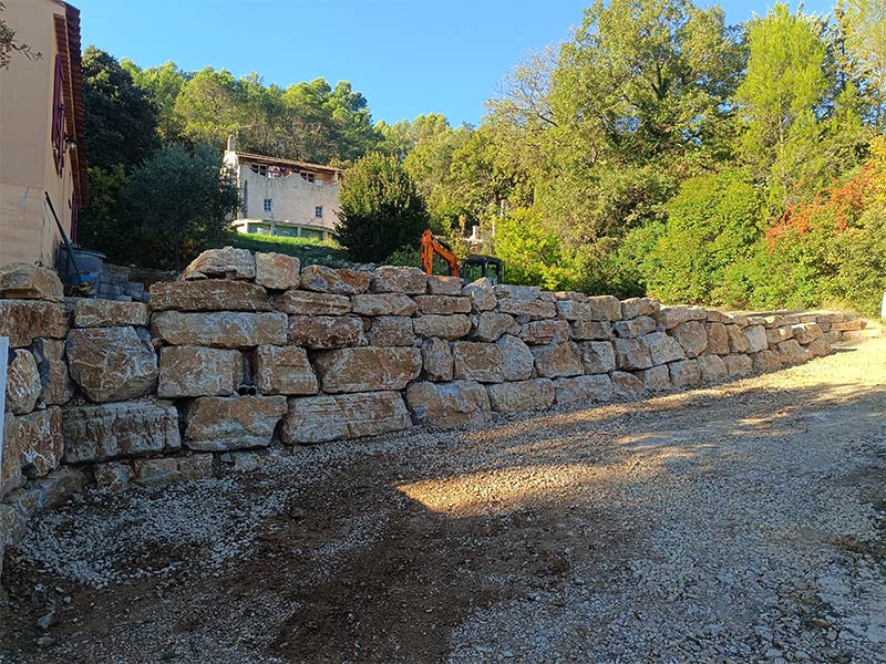 Mur d'enrochement à Cabasse dans le Var (83)
