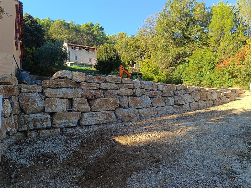 Mur d'enrochement à Cabasse dans le Var (83)