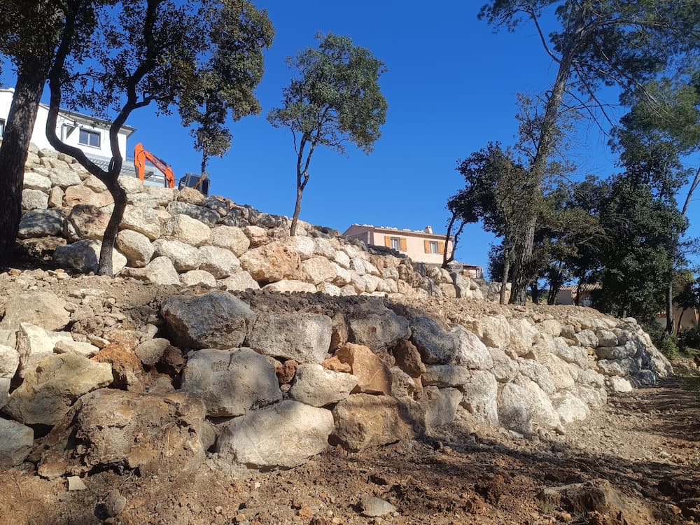 Enrochement à Carcès
